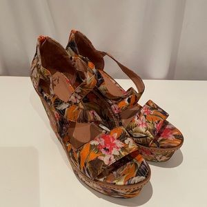 Miss Albright platform wedge